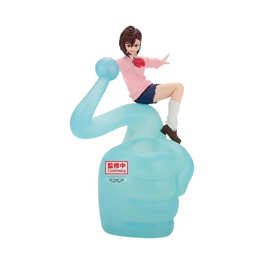 Statua da collezione di Momo Ayase della linea Figure Life di Banpresto per Dandadan su sfondo nero. L'illustrazione ritrae Momo in uniforme scolastica con cardigan rosa e gonna blu scuro seduta in cima a una gigantesca mano d'aura psichica traslucida di colore azzurro, con il bollino Banpresto 'Confirming' in evidenza sulla base.