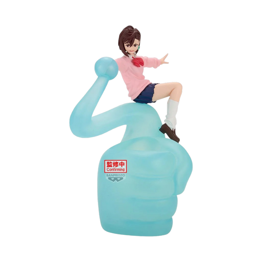 Statua da collezione di Momo Ayase della linea Figure Life di Banpresto per Dandadan su sfondo nero. L'illustrazione ritrae Momo in uniforme scolastica con cardigan rosa e gonna blu scuro seduta in cima a una gigantesca mano d'aura psichica traslucida di colore azzurro, con il bollino Banpresto 'Confirming' in evidenza sulla base.