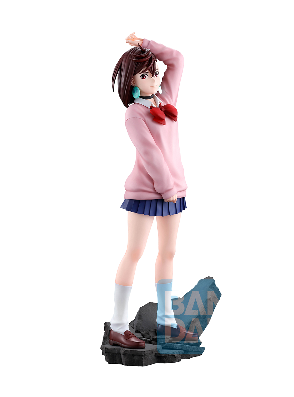 Figure da collezione di Momo Ayase dalla serie anime Dandadan, appartenente alla linea Ichibansho Masterlise su sfondo bianco. Momo è in piedi su una base scura simile a roccia accidentata, indossa una divisa scolastica con maglione rosa, gonna a pieghe blu, fiocco rosso e sfoggia grandi orecchini verde acqua. Ha un'espressione sorridente e tiene il braccio sinistro sollevato dietro la testa. In alto a sinistra è presente il logo Masterlise, in basso a destra il watermark Bandai.