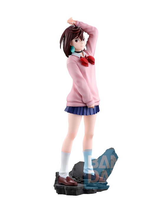 Figure da collezione di Momo Ayase dalla serie anime Dandadan, appartenente alla linea Ichibansho Masterlise su sfondo bianco. Momo è in piedi su una base scura simile a roccia accidentata, indossa una divisa scolastica con maglione rosa, gonna a pieghe blu, fiocco rosso e sfoggia grandi orecchini verde acqua. Ha un'espressione sorridente e tiene il braccio sinistro sollevato dietro la testa. In alto a sinistra è presente il logo Masterlise, in basso a destra il watermark Bandai.