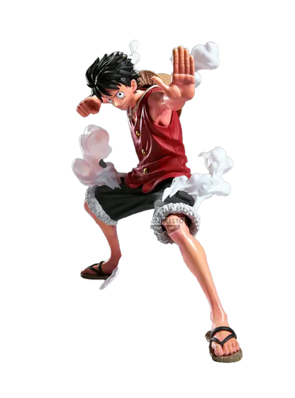 Figure da collezione di Monkey D. Luffy dalla serie anime One Piece, appartenente alla linea Maximatic Plus prodotta da Banpresto, isolata su sfondo nero. Luffy è ritratto in una posa d'azione molto dinamica, con le gambe divaricate, la mano sinistra tesa in avanti e il pugno destro arretrato. Indossa il suo iconico gilet rosso, pantaloncini neri e sandali. La figure è arricchita da voluminosi effetti scultorei che riproducono nuvole di vapore bianco che si sprigionano e fluttuano attorno alle sue braccia.