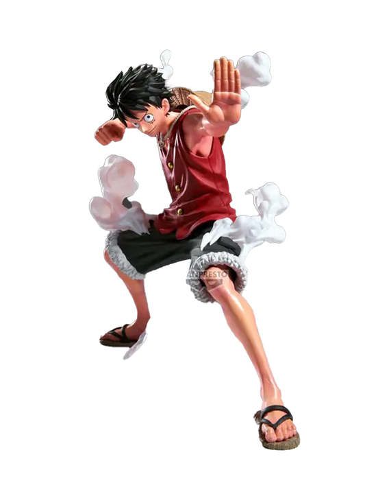 Figure da collezione di Monkey D. Luffy dalla serie anime One Piece, appartenente alla linea Maximatic Plus prodotta da Banpresto, isolata su sfondo nero. Luffy è ritratto in una posa d'azione molto dinamica, con le gambe divaricate, la mano sinistra tesa in avanti e il pugno destro arretrato. Indossa il suo iconico gilet rosso, pantaloncini neri e sandali. La figure è arricchita da voluminosi effetti scultorei che riproducono nuvole di vapore bianco che si sprigionano e fluttuano attorno alle sue braccia.