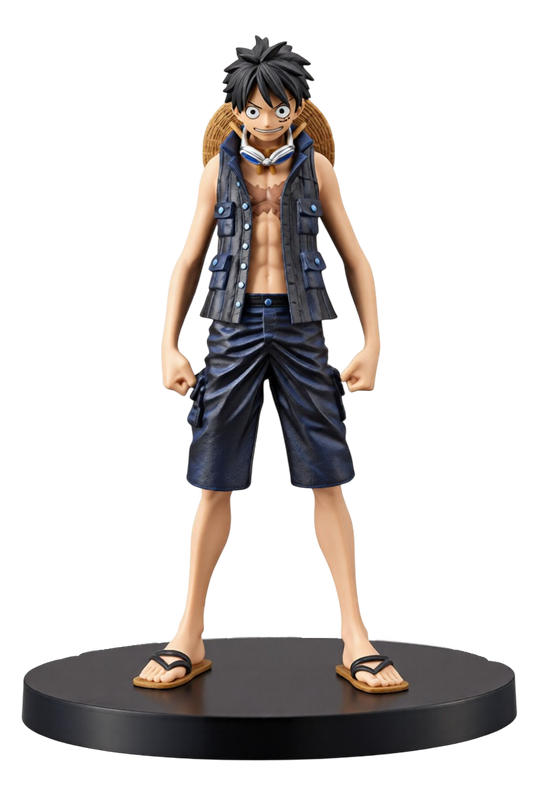 Statuetta da collezione in PVC di Monkey D. Luffy dalla linea DXF Movie di Banpresto, basata sull'anime One Piece. Luffy è raffigurato in piedi su una base circolare nera, vestito con un gilet smanicato in jeans scuro aperto sul petto con la cicatrice ben visibile, pantaloncini scuri, occhialini blu e bianchi al collo, il suo iconico cappello di paglia sulle spalle e infradito ai piedi, con un'espressione decisa e i pugni serrati lungo i fianchi.