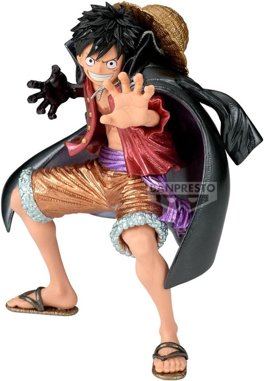 La figure di Monkey D. Luffy (Banpresto) in posa di combattimento con le braccia nere (Haki) pronte a colpire, indossando abiti con una speciale finitura metallizzata lucida rossa e oro.