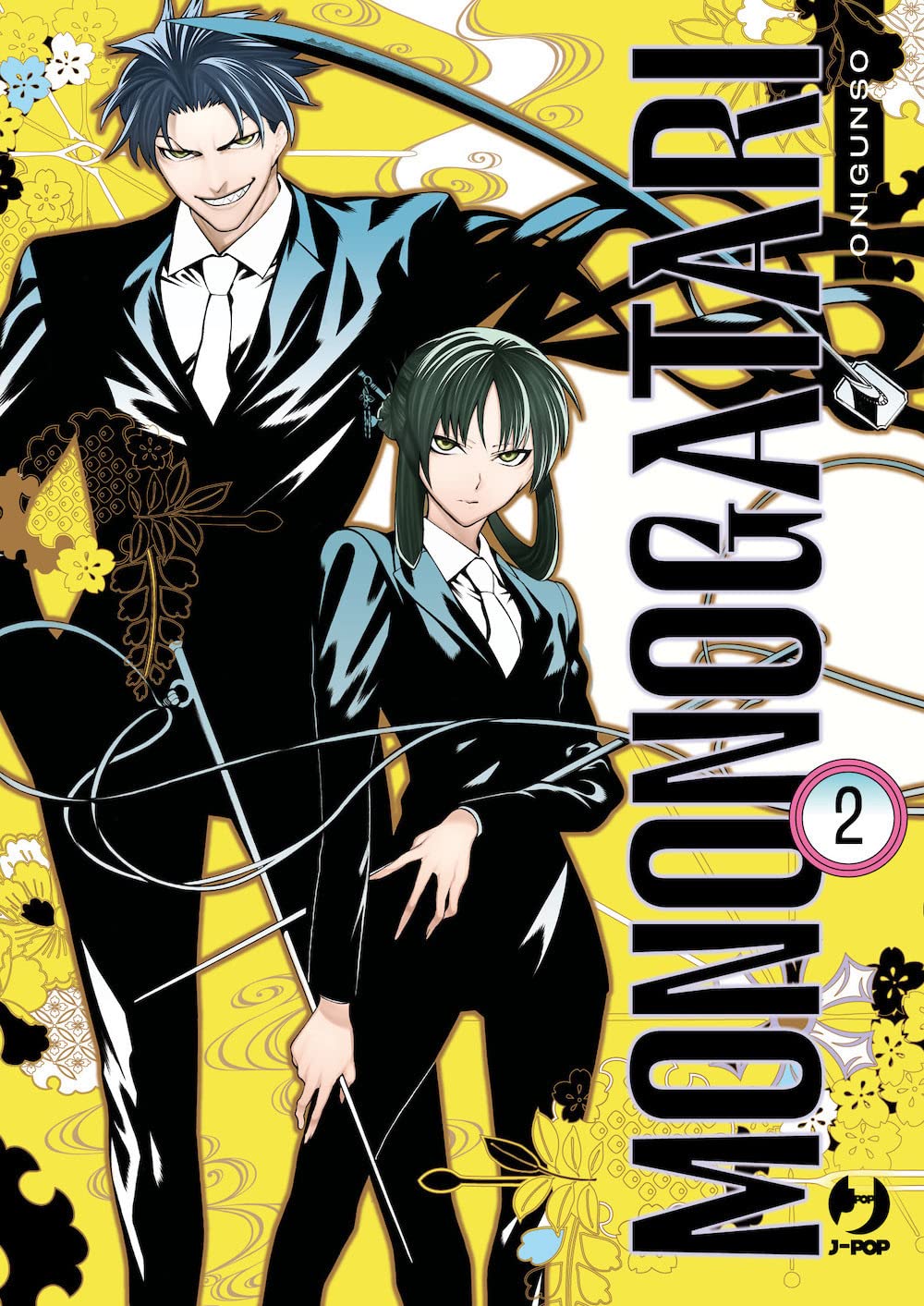 Copertina del manga Mononogatari volume 2. Due personaggi in eleganti completi scuri con cravatta si stagliano su uno sfondo giallo decorato con eleganti motivi floreali tradizionali giapponesi. In primo piano, una ragazza dai capelli verde scuro raccolti impugna sottili armi filiformi con sguardo serio. Dietro di lei, un ragazzo alto dai capelli a punta sorride in modo sinistro brandendo una lunga arma nera simile a una falce.
