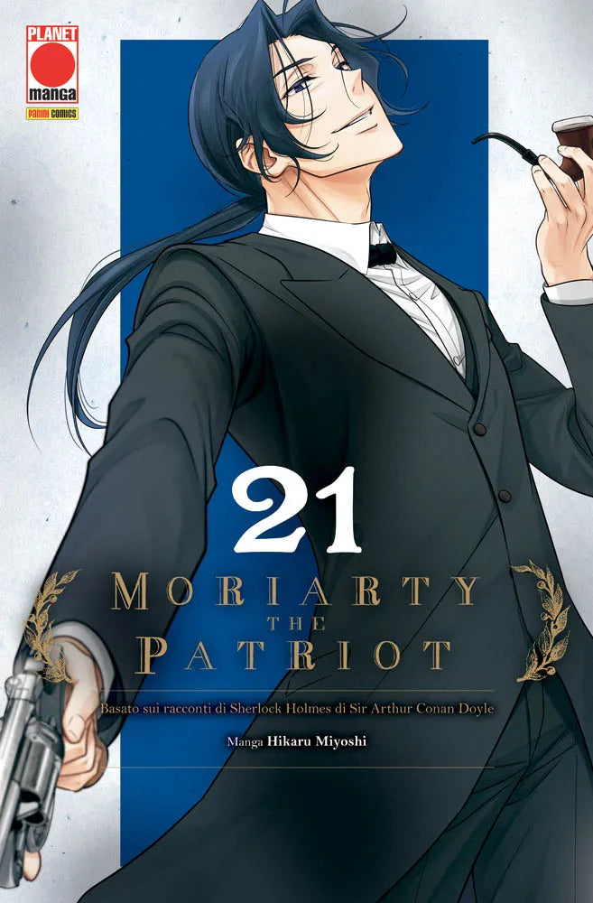 Copertina del manga Moriarty The Patriot volume 21. In primo piano un giovane uomo con lunghi capelli scuri legati in una coda bassa, vestito con un elegante completo nero da gentiluomo. Sfodera un'espressione sicura e compiaciuta mentre tiene una pipa in una mano e punta un revolver argentato con l'altra.