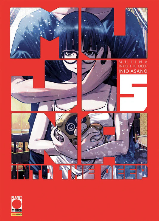 Copertina del manga Mujina Into The Deep 5 su sfondo rosso. All'interno delle sagome delle lettere del titolo è illustrata una ragazza con gli occhiali abbracciata da dietro da una figura maschile.