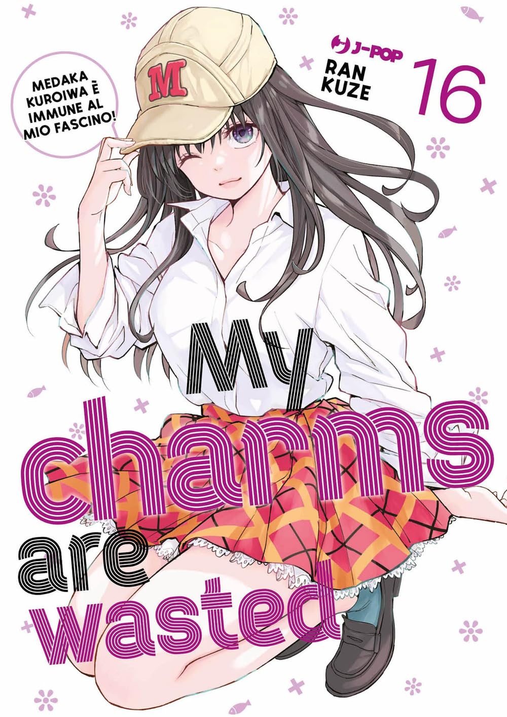 Copertina del manga My Charms Are Wasted Vol. 16 su sfondo bianco con fiori rosa; l'illustrazione mostra la protagonista Mona Kawai che fa l'occhiolino indossando un cappello beige con la lettera "M" e l'uniforme scolastica.