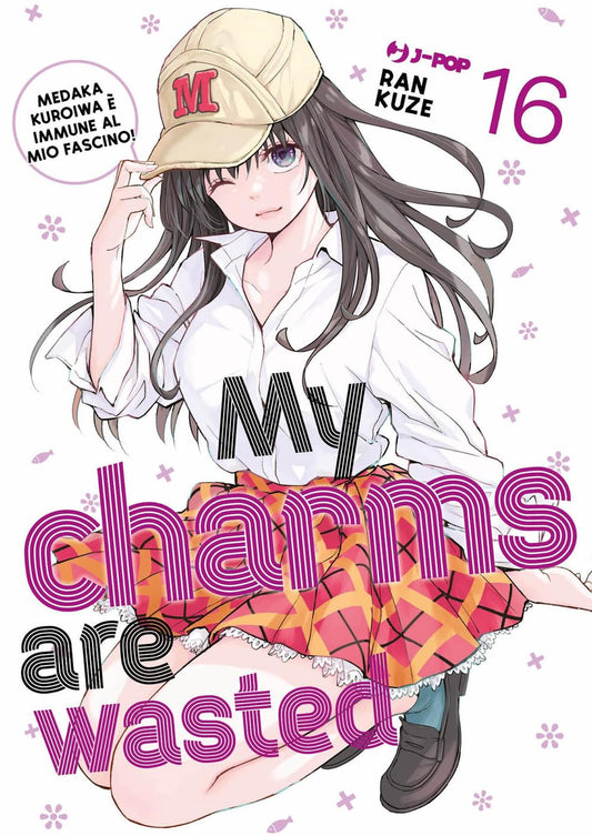 Copertina del manga My Charms Are Wasted Vol. 16 su sfondo bianco con fiori rosa; l'illustrazione mostra la protagonista Mona Kawai che fa l'occhiolino indossando un cappello beige con la lettera "M" e l'uniforme scolastica.