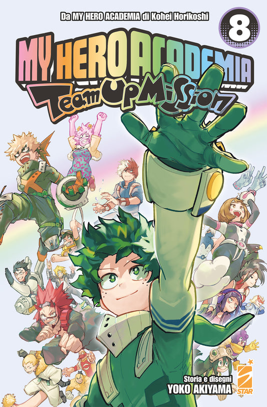 Copertina del manga My Hero Academia Team Up Mission volume 8. In primissimo piano Deku sorridente tende la mano in avanti, con il suo costume da eroe verde. Sullo sfondo si radunano in un tripudio di pose dinamiche tutti i suoi compagni di classe della 1-A (tra cui Bakugo, Todoroki e Uraraka) sotto un arcobaleno.