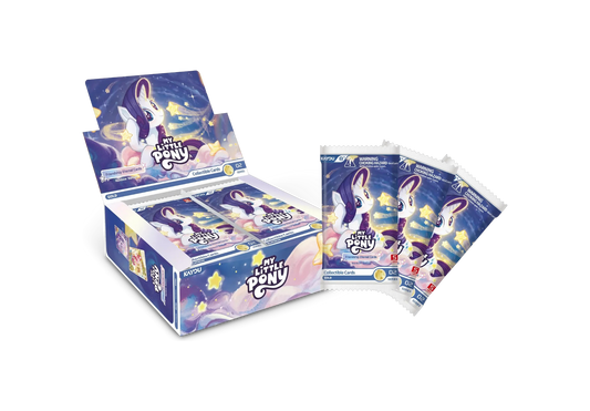 Box espositore aperto e tre bustine singole del set di carte collezionabili My Little Pony: Friendship Eternal Cards - Rainbow Edition prodotte da Kayou su sfondo nero. Sia la scatola che i pacchetti presentano una sognante illustrazione del pony Rarity, bianca con una fluente criniera viola, seduta dolcemente tra morbide nuvole rosa e azzurre, circondata da luminose stelle gialle che creano una scia magica. Sulle confezioni sono ben visibili il logo di My Little Pony, il marchio Kayou, la dicitura "02 SERI