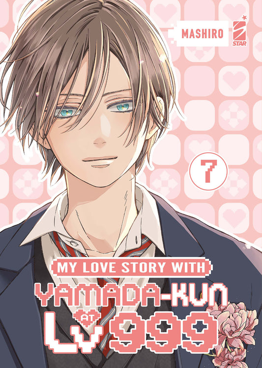 Copertina del settimo volume del manga My Love Story With Yamada-Kun At Lv999. In primo piano compare il coprotagonista Akito Yamada in divisa scolastica, con i capelli castani e un accenno di sorriso. Lo sfondo è rosa chiaro con un motivo a pixel e cuori, dove spiccano il numero 7 sulla destra e il logo di Star Comics in alto.
