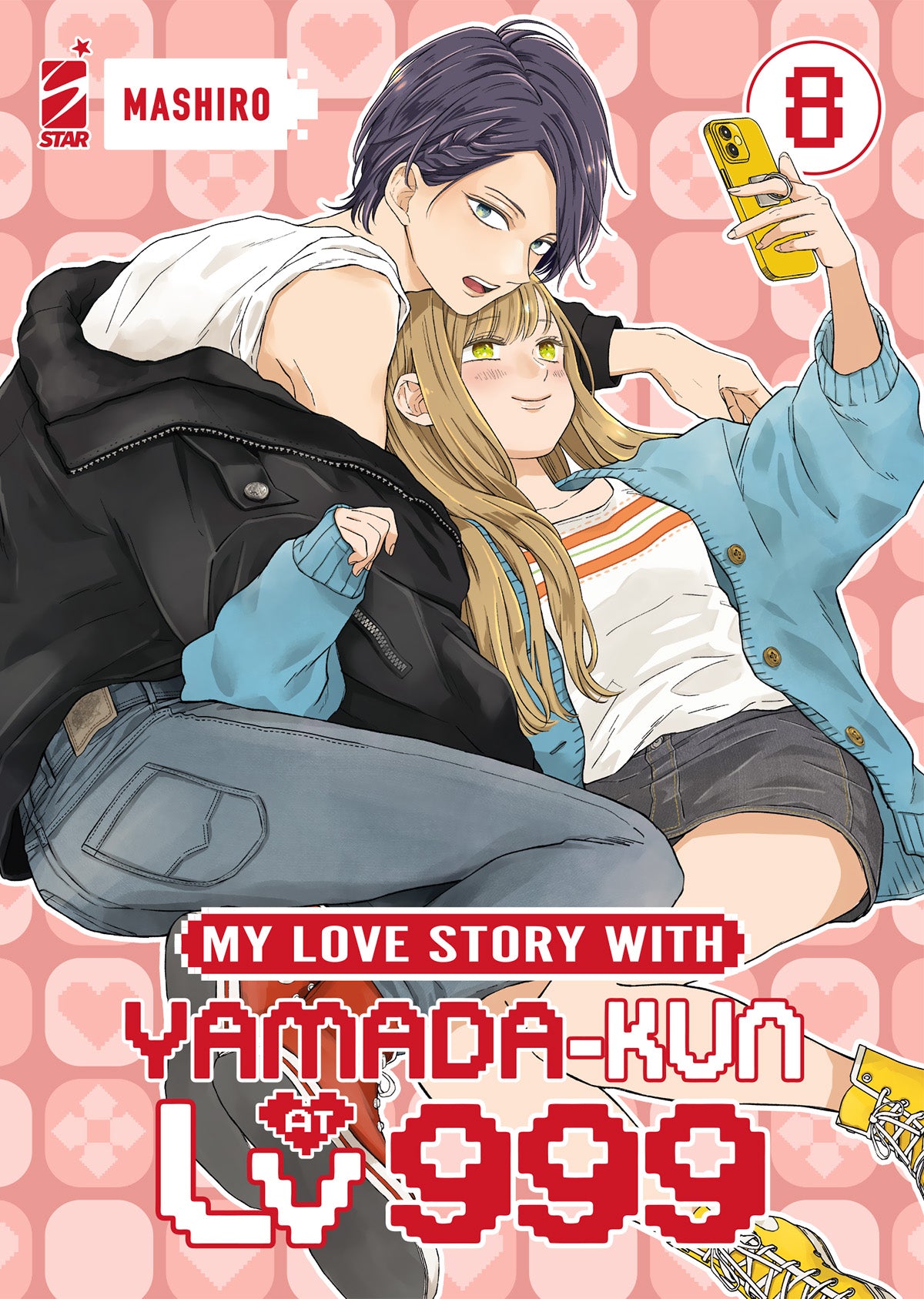 Copertina dell'ottavo volume in italiano del manga 'My Love Story With Yamada-Kun At Lv999' di Mashiro, edito da Star Comics. L'illustrazione su uno sfondo rosa a motivi di cuori e quadratini pixelati ritrae Akane e Yamada abbracciati mentre scattano una foto con uno smartphone giallo: Akane è sdraiata con un cardigan azzurro, mentre Yamada si sporge su di lei con una giacca nera. In basso campeggia il titolo MY LOVE STORY WITH YAMADA-KUN AT LV999 in font stile videogioco, con il numero 8 in alto a destra e