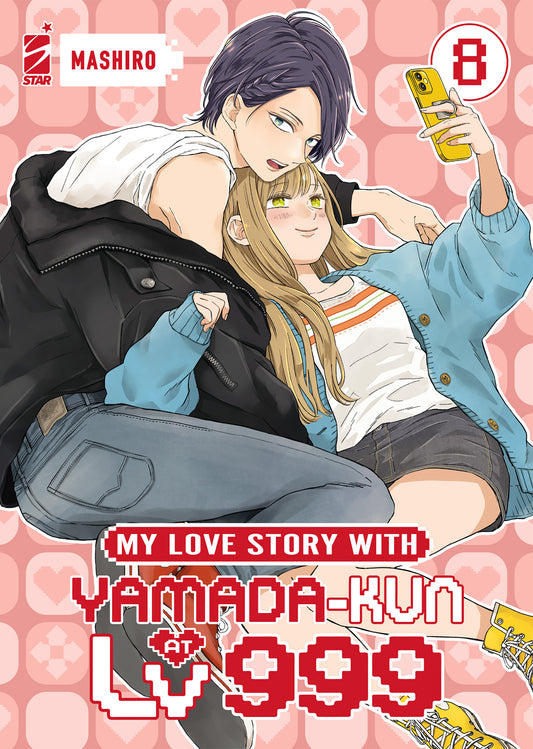 Copertina dell'ottavo volume in italiano del manga 'My Love Story With Yamada-Kun At Lv999' di Mashiro, edito da Star Comics. L'illustrazione su uno sfondo rosa a motivi di cuori e quadratini pixelati ritrae Akane e Yamada abbracciati mentre scattano una foto con uno smartphone giallo: Akane è sdraiata con un cardigan azzurro, mentre Yamada si sporge su di lei con una giacca nera. In basso campeggia il titolo MY LOVE STORY WITH YAMADA-KUN AT LV999 in font stile videogioco, con il numero 8 in alto a destra e