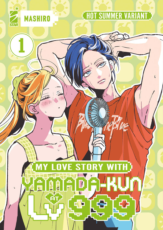 Copertina dell'edizione speciale Hot Summer Variant del primo volume del manga My Love Story with Yamada-kun at Lv999, raffigurante in primo piano due personaggi in stile anime, una ragazza bionda e un ragazzo con capelli blu dall'aspetto accaldato mentre tiene un ventilatore portatile, su sfondo verde chiaro.