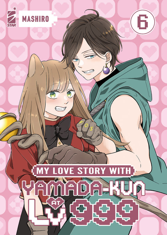 Copertina del manga "My Love Story With Yamada-Kun At Lv999 Vol. 6" edito da Star Comics. Akane, con orecchie da gatto e bastone magico, e Yamada in abiti da ladro/arciere verde posano su sfondo rosa con cuori pixel.