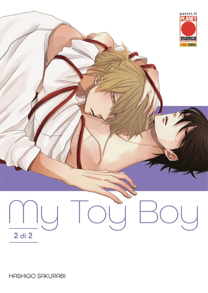 Copertina del secondo volume del manga Boys' Love 'My Toy Boy' di Hashigo Sakurabi, edito da Panini Planet Manga. L'illustrazione ritrae un abbraccio intimo e sensuale tra un ragazzo dai capelli biondi legato da cordoni rossi e un ragazzo dai capelli neri sdraiato sotto di lui, affiancati dalla dicitura '2 di 2' e dal titolo in viola.