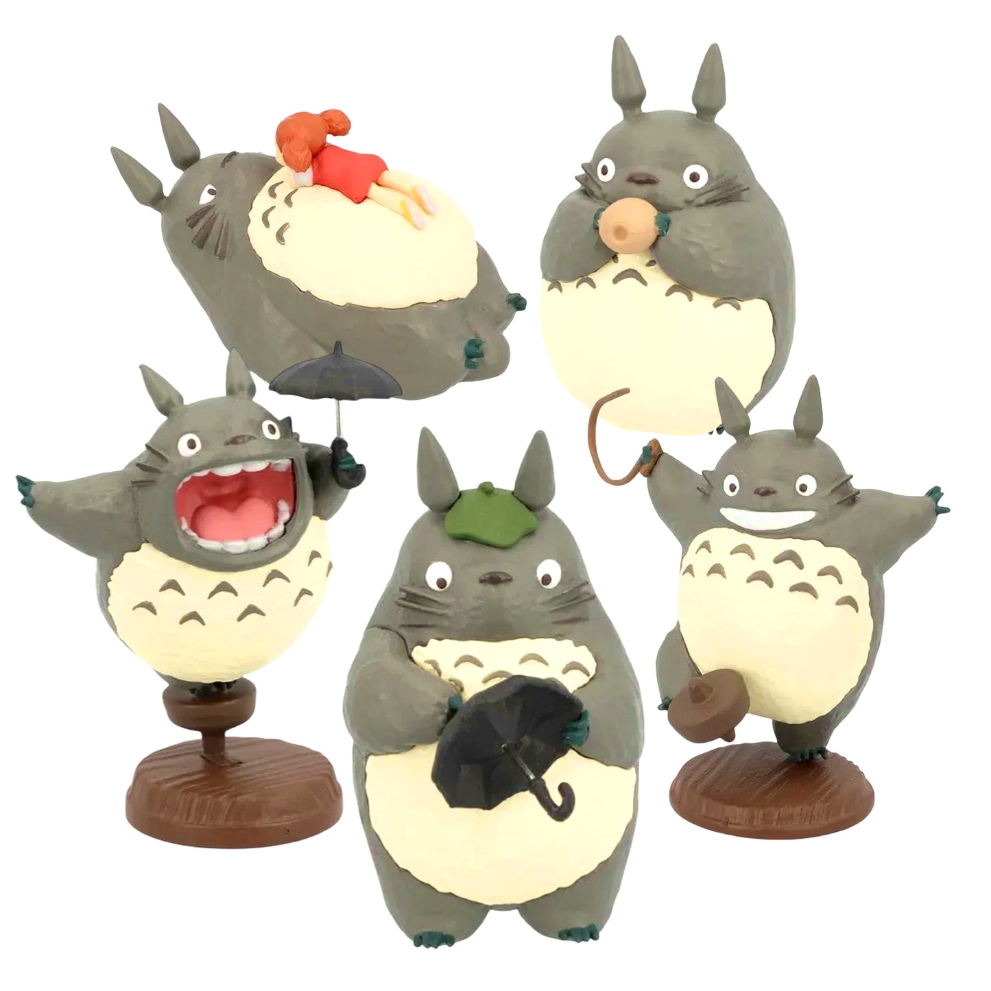 Set di 5 mini figure da collezione del personaggio Totoro. Le statuine lo ritraggono in volo con un ombrello aperto, mentre tiene in mano un'ocarina, in equilibrio su una piccola trottola, con un ombrello chiuso e una foglia in testa, e infine addormentato con la piccola Mei sulla pancia.