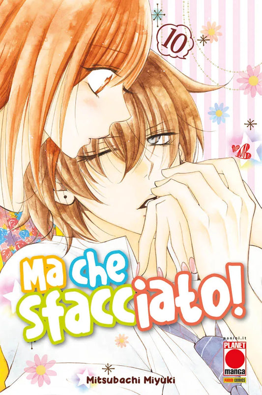 Copertina del decimo volume in italiano del manga shojo 'Ma Che Sfacciato! Namaikizakari' di Mitsubachi Miyuki, edito da Panini Planet Manga. L'illustrazione delicata sui toni del rosa e dell'arancio mostra in un momento intimo Shou Naruse a destra mentre intreccia teneramente le sue dita a quelle di Yuki Machida a sinistra, appoggiando il capo vicino al suo viso. In basso campeggia il titolo 'Ma che Sfacciato!' in caratteri colorati bianchi, azzurri e arancioni, con la firma dell'autrice Mitsubachi Miyuki.