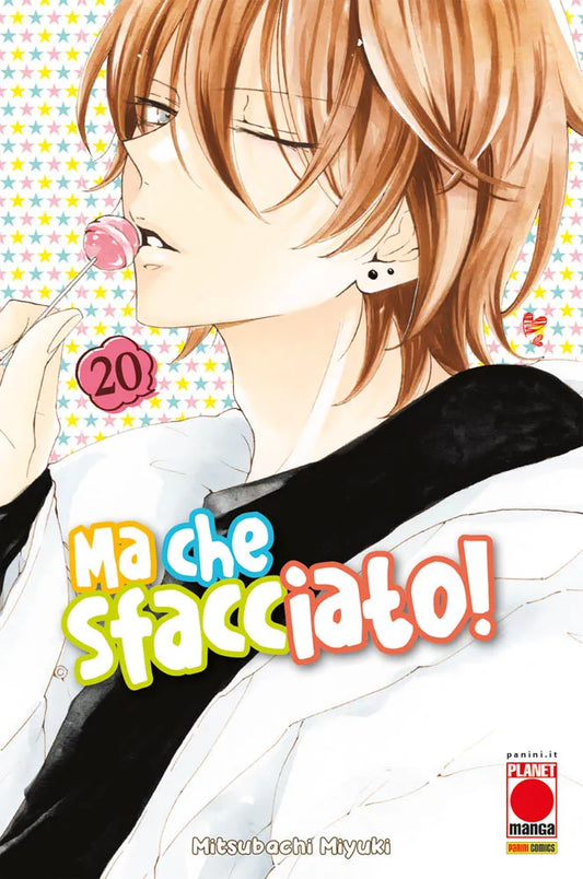 Copertina del ventesimo volume in italiano del manga shojo 'Ma Che Sfacciato! Namaikizakari' di Mitsubachi Miyuki, edito da Panini Planet Manga. L'illustrazione su uno sfondo decorato con stelline colorate mostra in primo piano Shou Naruse con i suoi capelli castani e piercing all'orecchio mentre tiene in bocca un lecca-lecca rosa e guarda verso sinistra con espressione provocatoria. In basso al centro spicca il titolo 'Ma che Sfacciato!', con il numero 20 racchiuso in una sagoma di fiore rosa a sinistra.