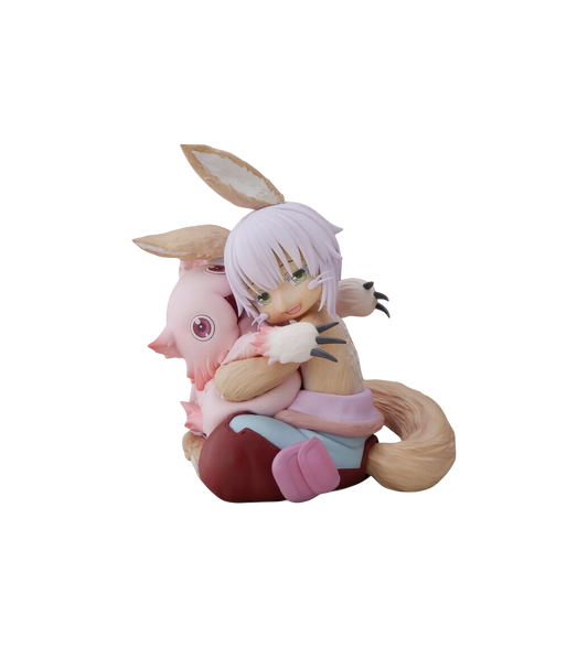 Statua da collezione di Nanachi e Mitty della linea Desktop Cute Figure prodotta da Taito per Made in Abyss. L'illustrazione ritrae il Narehate Nanachi con grandi orecchie piumate da coniglio seduto mentre abbraccia teneramente l'amica Mitty. (Nota: puoi personalizzare questa descrizione se l'immagine ha uno sfondo specifico come nei prodotti precedenti!)
