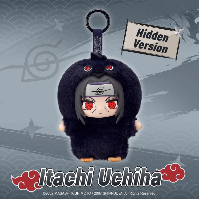Primo piano della rara Hidden Version del peluche di Itachi Uchiha vestito da corvo nero con Sharingan in evidenza.