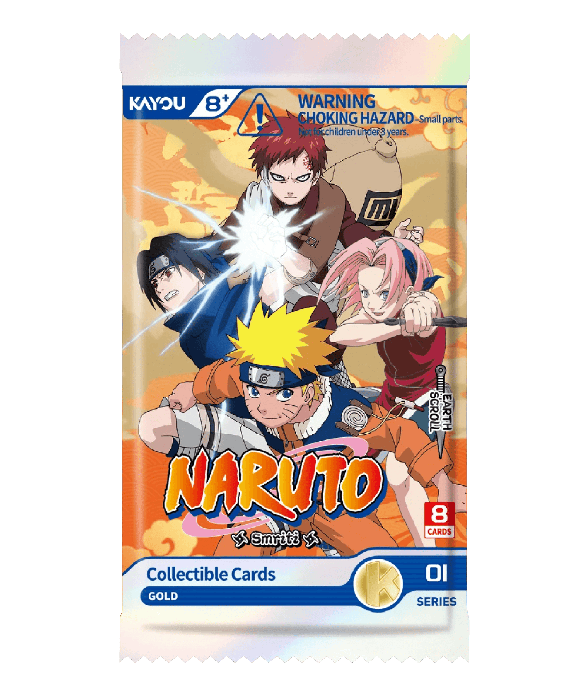 Bustina singola del gioco di carte collezionabili NARUTO - Smriti Collectible Cards - Earth Scroll prodotta da Kayou, inquadrata su sfondo nero. L'illustrazione principale sul pacchetto mostra i personaggi anime di Naruto, Sasuke, Sakura e Gaara in pose d'azione e combattimento, stagliati su un vibrante sfondo di nuvole arancioni e gialle. Sulla confezione sono presenti il logo Kayou, l'età consigliata "8+", un simbolo di kunai con la scritta "EARTH SCROLL".