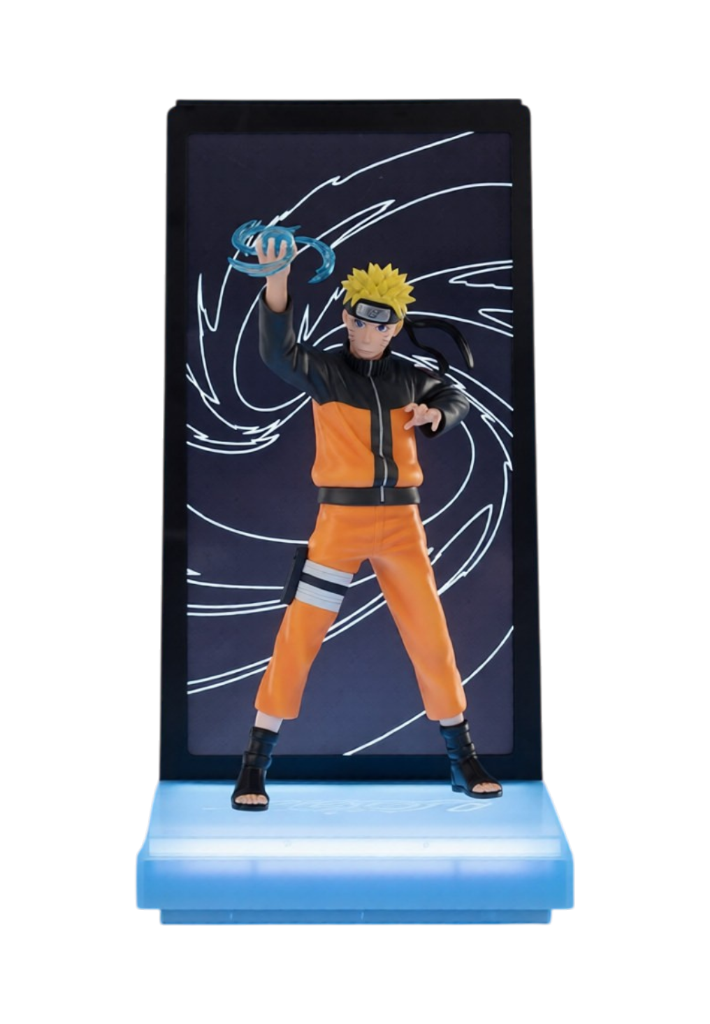 Figura espositiva di Naruto Uzumaki da Naruto Shippuden per la linea Neon di Tsume Art. La statua ritrae Naruto in piedi con la classica tuta arancione e nera mentre solleva una sfera di chakra azzurra nella mano destra, racchiuso in un box espositivo con base illuminata a LED azzurri e uno sfondo scuro decorato da un vortice luminoso.