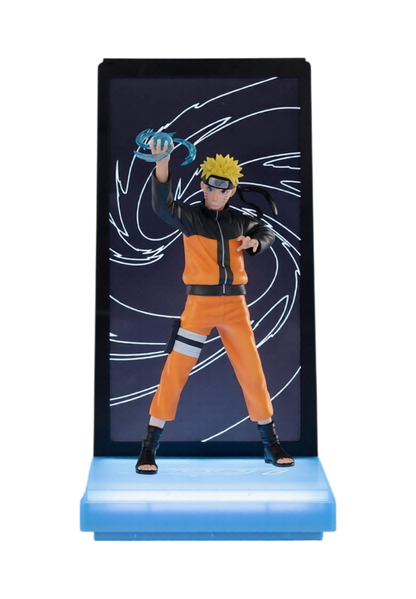 Figura espositiva di Naruto Uzumaki da Naruto Shippuden per la linea Neon di Tsume Art. La statua ritrae Naruto in piedi con la classica tuta arancione e nera mentre solleva una sfera di chakra azzurra nella mano destra, racchiuso in un box espositivo con base illuminata a LED azzurri e uno sfondo scuro decorato da un vortice luminoso.