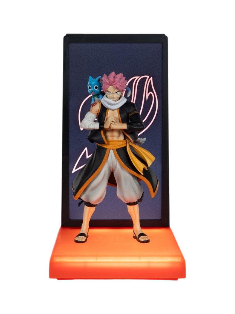 Figura espositiva di Natsu Dragneel da Fairy Tail con il gatto Happy sulla spalla per la linea Neon di Tsume Art. La statua ritrae Natsu con capelli rosa, pugni serrati e abiti tradizionali neri e arancioni, inserita in un box espositivo con base illuminata da LED arancioni e sfondo scuro recante il simbolo luminoso di Fairy Tail.