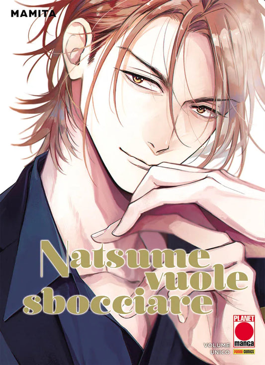 Copertina del manga Natsume Vuole Sbocciare. In primo piano il volto di un affascinante giovane dai capelli castani scompigliati e occhi chiari, con indosso una camicia scura sbottonata, mentre appoggia elegantemente la mano vicino al viso sfoggiando un lieve sorriso.
