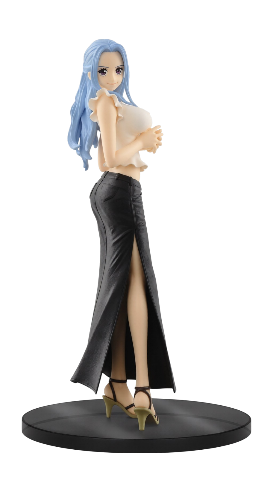 Figure da collezione in PVC di Nefertari Vivi dalla serie anime 'One Piece', linea Jeans Freak prodotta da Banpresto. La statuetta ritrae la principessa di Arabasta con lunghi capelli azzurri in un outfit casual composto da top smanicato chiaro e una lunga gonna in denim nero con alto spacco laterale e sandali con tacco su base circolare nera.