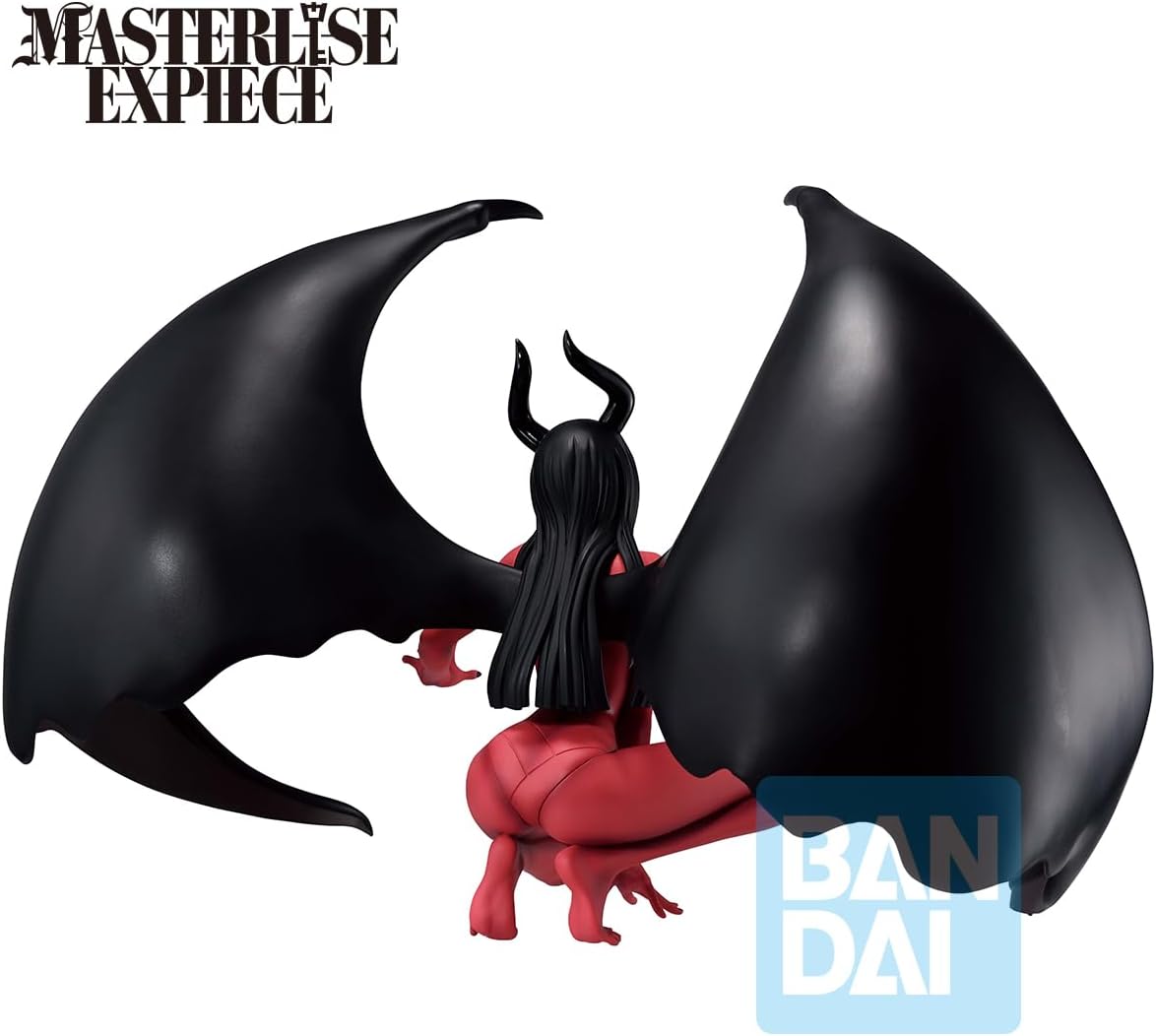 Figure da collezione Ichibansho di Nico Robin della serie anime One Piece, raffigurata nella sua impressionante trasformazione Demonio Fleur, su sfondo bianco. La statua mostra Robin in posizione accovacciata, con il corpo dalla pelle completamente rossa. Sulla schiena si spiegano due enormi e dettagliate ali nere simili a quelle di un pipistrello. Sulla testa presenta due corna nere ricurve che spuntano dai lunghi capelli neri con frangia. Il viso ha un'espressione diabolica e sorridente, con zanne ben vis