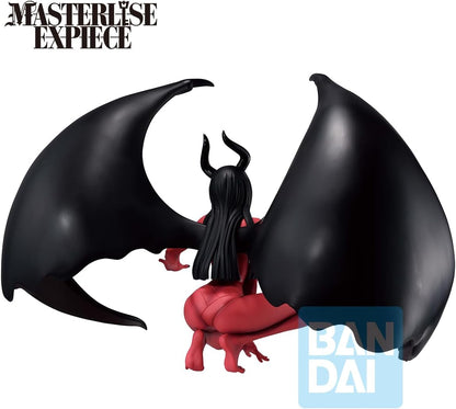 Figure da collezione Ichibansho di Nico Robin della serie anime One Piece, raffigurata nella sua impressionante trasformazione Demonio Fleur, su sfondo bianco. La statua mostra Robin in posizione accovacciata, con il corpo dalla pelle completamente rossa. Sulla schiena si spiegano due enormi e dettagliate ali nere simili a quelle di un pipistrello. Sulla testa presenta due corna nere ricurve che spuntano dai lunghi capelli neri con frangia. Il viso ha un'espressione diabolica e sorridente, con zanne ben vis