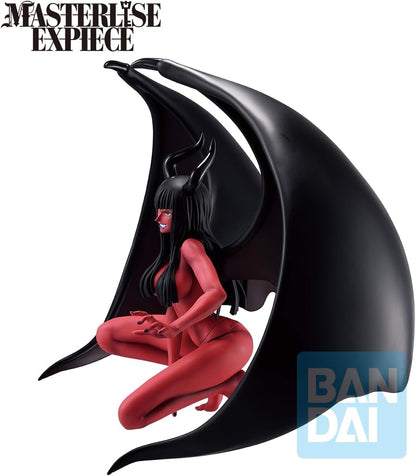Figure da collezione Ichibansho di Nico Robin della serie anime One Piece, raffigurata nella sua impressionante trasformazione Demonio Fleur, su sfondo bianco. La statua mostra Robin in posizione accovacciata, con il corpo dalla pelle completamente rossa. Sulla schiena si spiegano due enormi e dettagliate ali nere simili a quelle di un pipistrello. Sulla testa presenta due corna nere ricurve che spuntano dai lunghi capelli neri con frangia. Il viso ha un'espressione diabolica e sorridente, con zanne ben vis