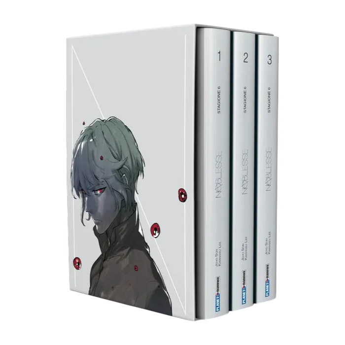 Cofanetto bianco del manhwa Noblesse contenente tre volumi. Sulla facciata del raccoglitore è illustrato un affascinante ragazzo visto di profilo, con capelli grigi e penetranti occhi rossi luminosi, che indossa una giacca scura. Intorno a lui fluttuano piccole sfere rosse e nere. Sui dorsi bianchi dei tre volumi contenuti all'interno si leggono i numeri 1, 2 e 3, l'indicazione della stagione, il titolo "Noblesse", i nomi degli autori Jeho Son e Kwangsu Lee e il logo Planet Manga.