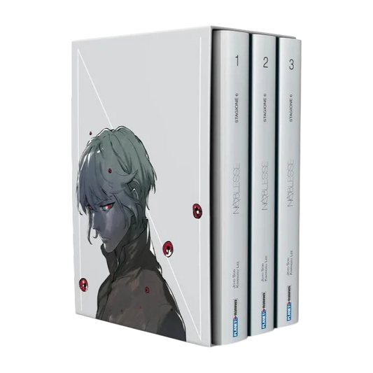 Cofanetto bianco del manhwa Noblesse contenente tre volumi. Sulla facciata del raccoglitore è illustrato un affascinante ragazzo visto di profilo, con capelli grigi e penetranti occhi rossi luminosi, che indossa una giacca scura. Intorno a lui fluttuano piccole sfere rosse e nere. Sui dorsi bianchi dei tre volumi contenuti all'interno si leggono i numeri 1, 2 e 3, l'indicazione della stagione, il titolo "Noblesse", i nomi degli autori Jeho Son e Kwangsu Lee e il logo Planet Manga.