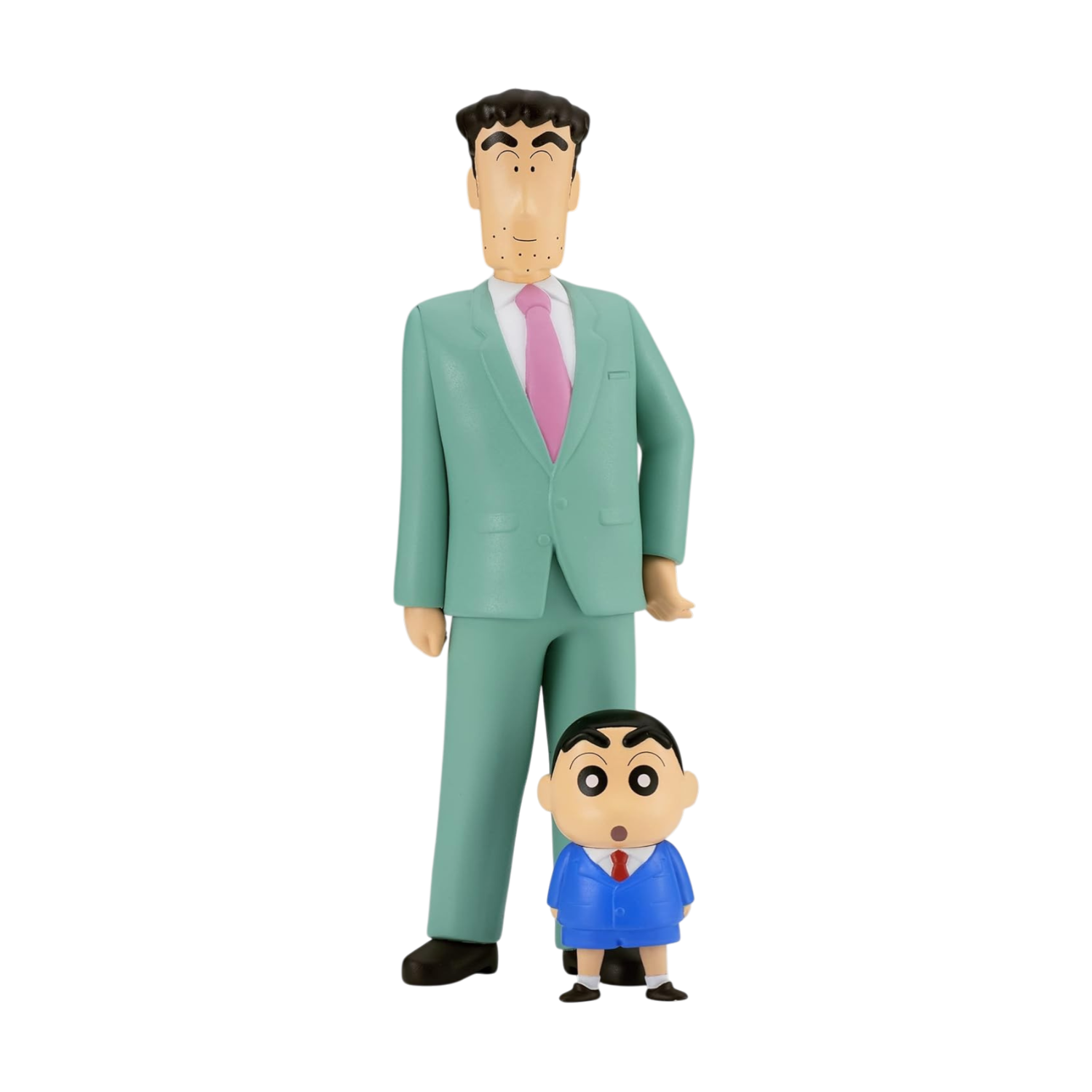 Statua da collezione Banpresto raffigurante Hiroshi e Shinnosuke Nohara dall'anime Crayon Shin-chan, isolati su uno sfondo nero puro. In piedi sul retro c'è il padre, Hiroshi, un uomo alto con capelli castani, un leggero accenno di barba, vestito con un completo verde menta chiaro, camicia bianca e cravatta rosa. Davanti a lui si trova il figlioletto, il piccolo Shin-chan, ritratto con i suoi iconici e spessi sopracciglioni neri e un'espressione buffa con la bocca a forma di piccola.
