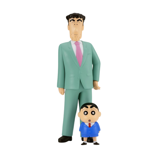 Statua da collezione Banpresto raffigurante Hiroshi e Shinnosuke Nohara dall'anime Crayon Shin-chan, isolati su uno sfondo nero puro. In piedi sul retro c'è il padre, Hiroshi, un uomo alto con capelli castani, un leggero accenno di barba, vestito con un completo verde menta chiaro, camicia bianca e cravatta rosa. Davanti a lui si trova il figlioletto, il piccolo Shin-chan, ritratto con i suoi iconici e spessi sopracciglioni neri e un'espressione buffa con la bocca a forma di piccola.