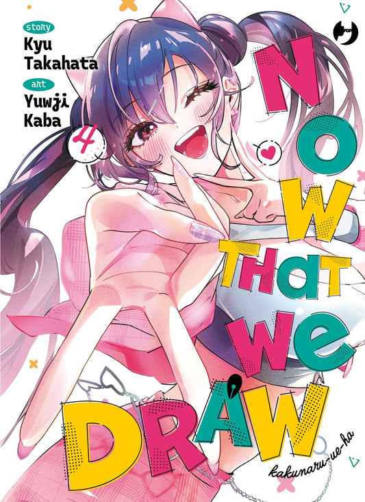 Copertina del quarto volume in italiano del manga 'Now That We Draw' di Kyu Takahata e Yuwji Kaba, edito da J-POP Manga. L'illustrazione colorata ed energica mostra in primo piano la spensierata e allegra Miyamoto con lunghi codini viola e rosa e cerchietto con orecchie da gatto, mentre fa un gesto vivace con la mano verso l'osservatore facendo un ammiccante occhiolino e un grande sorriso.