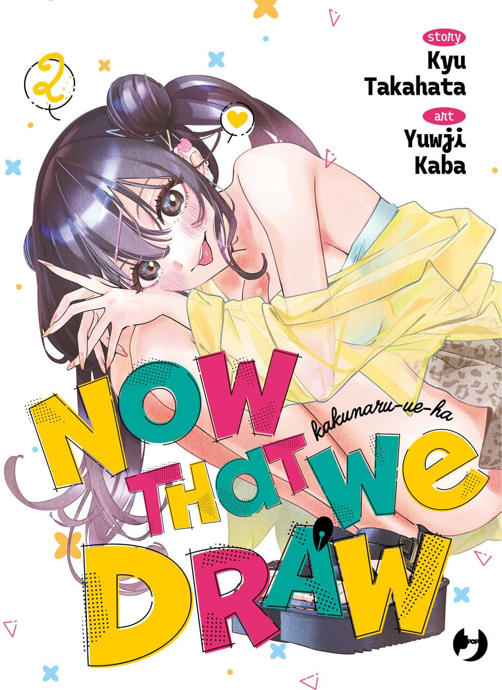 Copertina del manga "Now That We Draw Vol. 2" (J-POP). Niina Miyamoto, una ragazza con capelli scuri a chignon e giacca gialla, posa in modo scherzoso su sfondo bianco decorato.