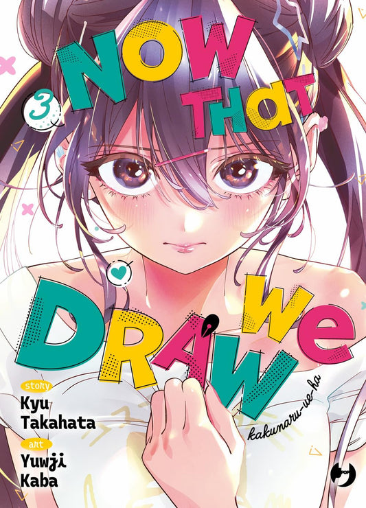 Copertina del manga Now That We Draw 3. Un dolcissimo primo piano di Miyamoto, ragazza dai grandi occhi viola e capelli scuri, che guarda intensamente verso lo spettatore tenendosi la maglietta.