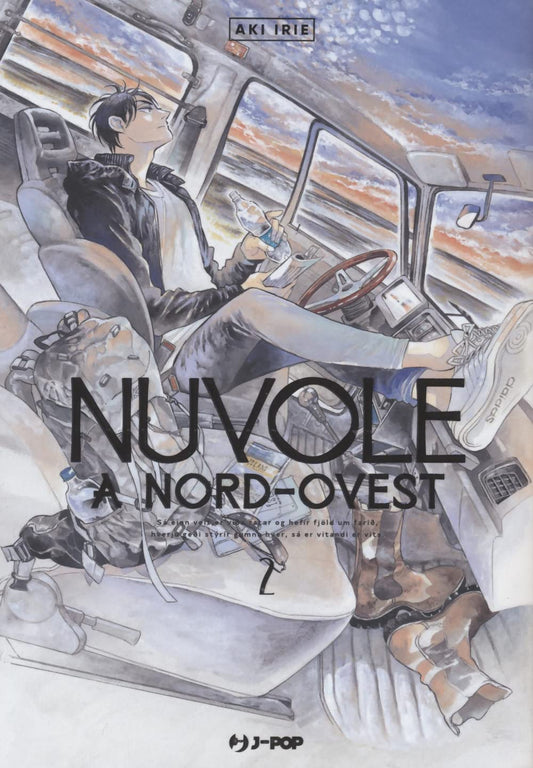 Copertina del manga Nuvole a Nord-Ovest Vol. 2; il protagonista Kei Miyama è ritratto seduto al posto di guida di un'auto con i piedi poggiati sul cruscotto e una bottiglia d'acqua in mano, mentre guarda fuori dal finestrino verso un paesaggio al tramonto. Sul sedile del passeggero c'è un grande zaino.