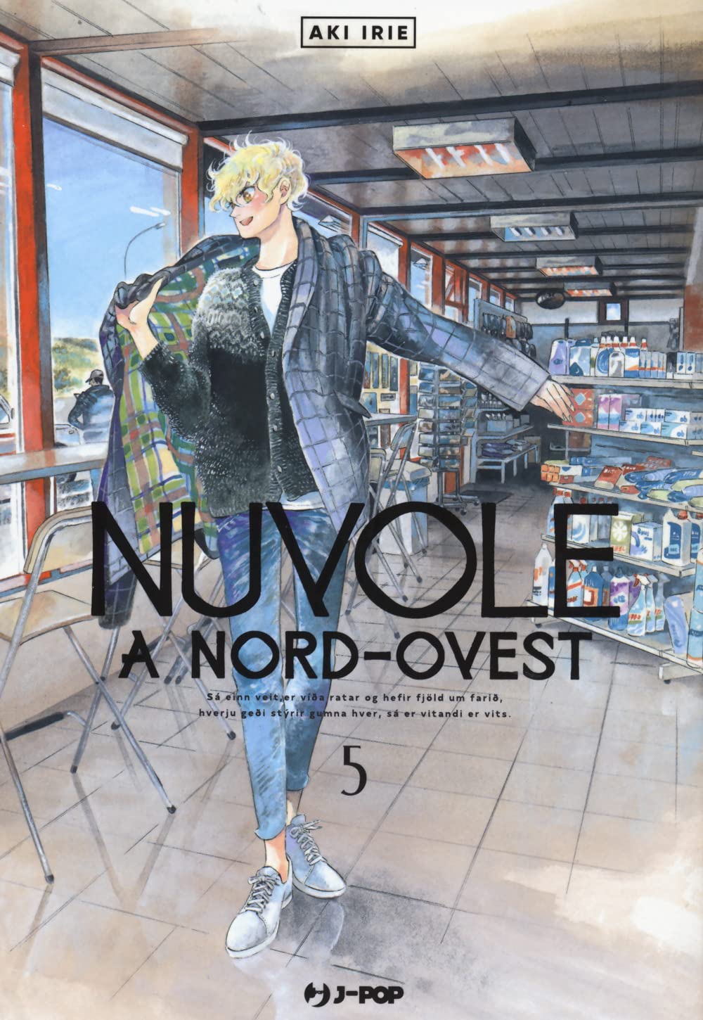Copertina del manga Nuvole a Nord-Ovest Vol. 5; un personaggio con capelli biondi ricci e sorriso accennato è ritratto all'interno di un negozio con grandi vetrate, mentre indossa una giacca a quadri su un maglione nero. Sullo sfondo si vedono scaffali con vari prodotti e il paesaggio esterno.