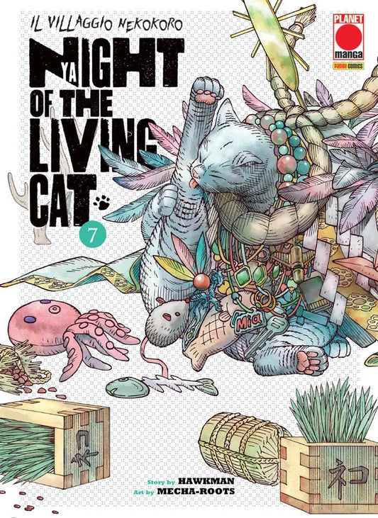 Copertina del manga Nyaight of the Living Cat Vol. 7, con il sottotitolo "Il villaggio Nekokoro", edito da Panini Planet Manga. L'illustrazione, ricca di intricati dettagli, mostra al centro un grande gatto grigio intento a leccarsi la zampa sollevata, sommerso da una caotica montagna di oggetti: piume colorate, grosse collane di perle, chiavi e un pupazzo a forma di pesce con la scritta "Mia". Sul pavimento a pallini attorno al felino sono sparsi un polpo di peluche rosa, una lisca di pesce giocattolo.