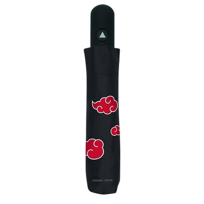 Ombrello pieghevole nero a tema Naruto Shippuden, mostrato sia chiuso nella sua custodia protettiva sia completamente aperto dall'alto, caratterizzato dal pattern geometrico con le celebri nuvole rosse dell'organizzazione Akatsuki.