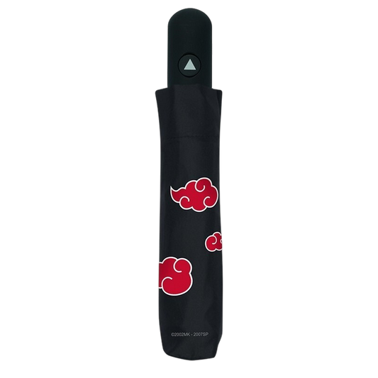 Ombrello pieghevole nero a tema Naruto Shippuden, mostrato sia chiuso nella sua custodia protettiva sia completamente aperto dall'alto, caratterizzato dal pattern geometrico con le celebri nuvole rosse dell'organizzazione Akatsuki.