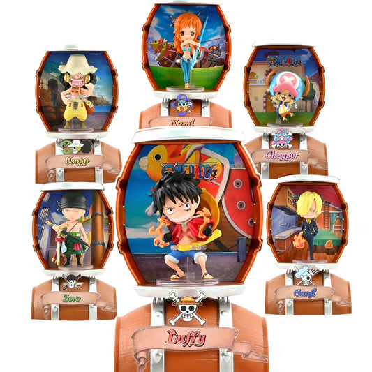 Immagine promozionale della collezione di 6 mini-figure blind box One Piece Barrel Capsule Series 1 prodotta da Yume, disposte su sfondo bianco. I personaggi in stile chibi sono posizionati all'interno di capsule a forma di barile marrone aperte, che mostrano sfondi a tema per ogni eroe. Al centro troneggia Luffy con i pugni avvolti dalle fiamme e la Thousand Sunny sullo sfondo; in alto c'è Nami con il suo bastone; a sinistra troviamo Usopp sorridente e Zoro con le spade sguainate; a destra ci sono il picco