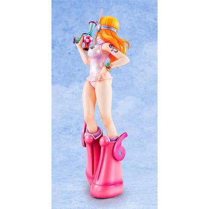 Figure di Nami da One Piece in versione Egghead, con indossa un body chiaro futuristico, enormi scarpe rosa e il Clima-Tact appoggiato sulla spalla.