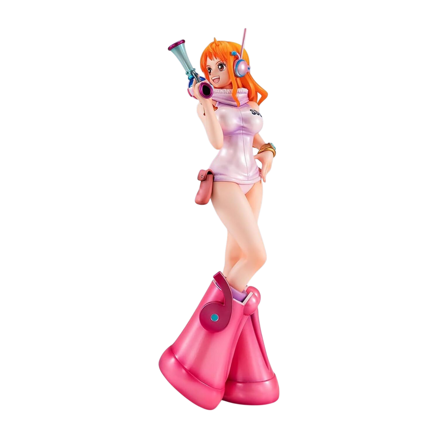 Figure di Nami da One Piece in versione Egghead, con indossa un body chiaro futuristico, enormi scarpe rosa e il Clima-Tact appoggiato sulla spalla.